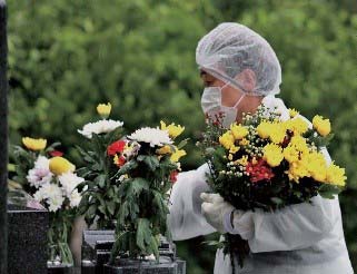 飛田氏の写真より 防護服を着て墓参りをする様子