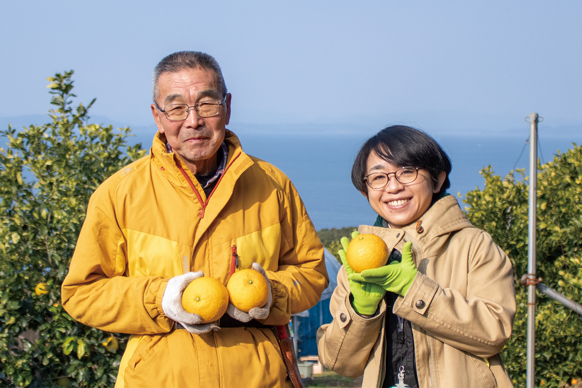 生産者の高橋昇さん(左)　あいコープ職員 青果担当 千葉ゆか(右)