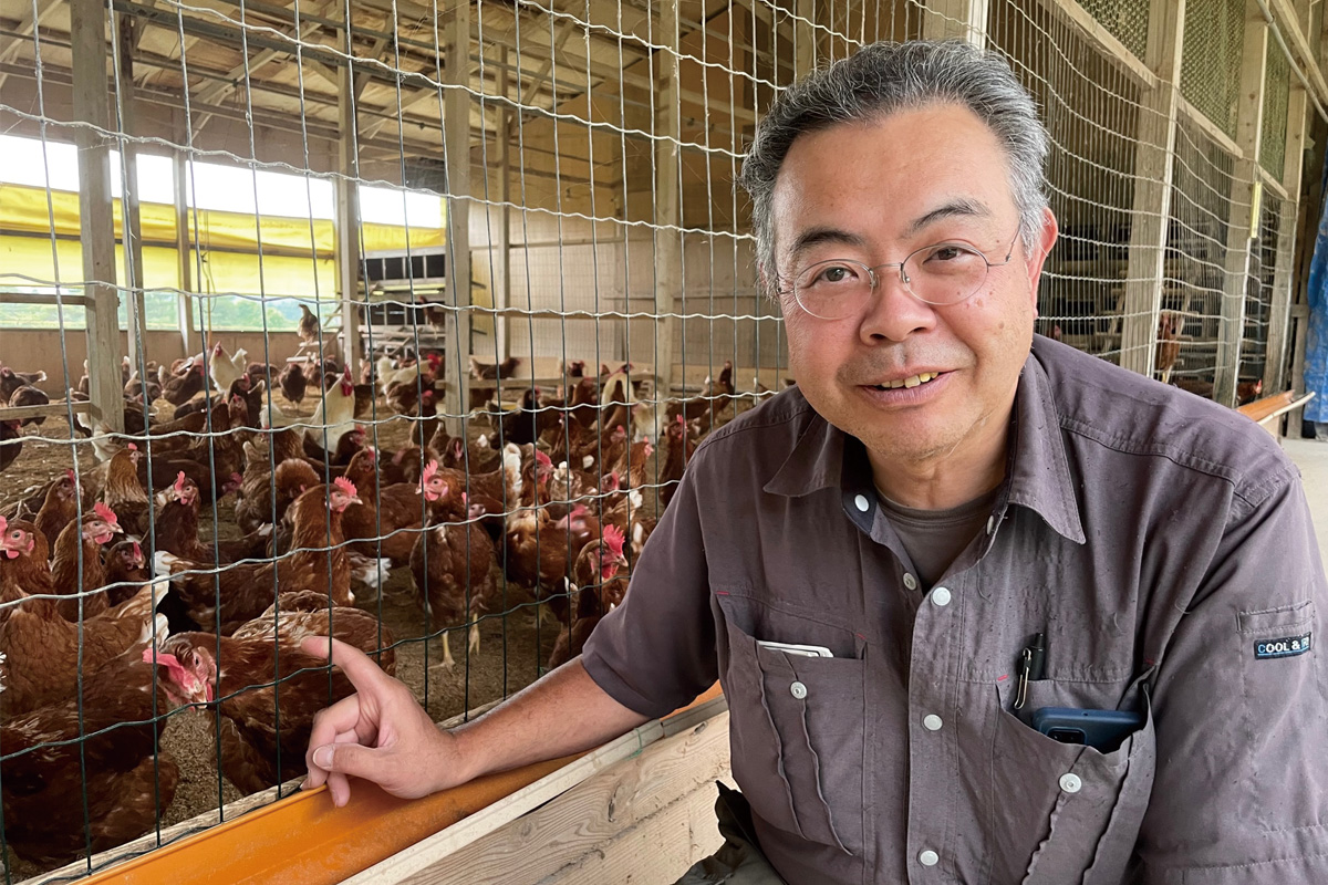 栗駒高原(宮城)の岩嶋誠さんも平飼いで飼料米を与えています