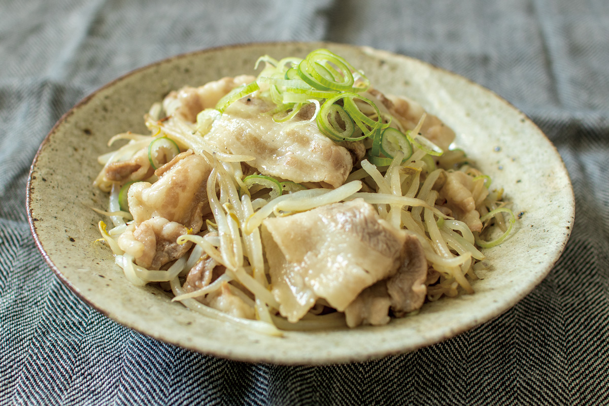 もやしと豚バラ肉の蒸し焼き