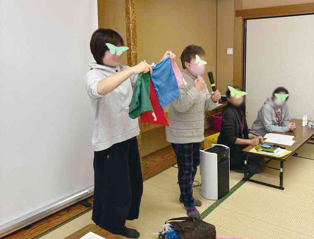 巾着袋を作った組合員のuさん。(左から2人目)