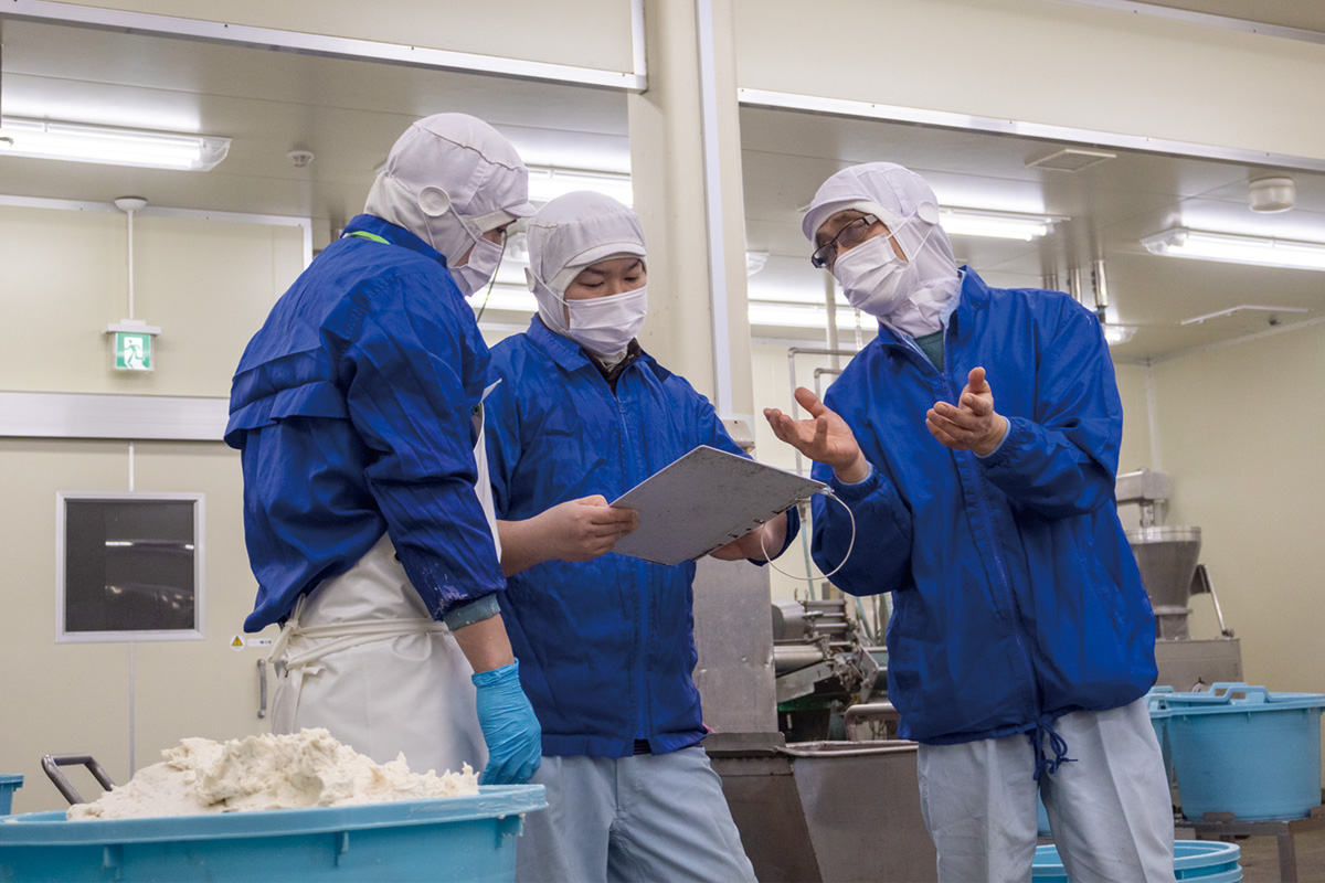 工場再開3250日続けてきたおとうふ揚げの製造。