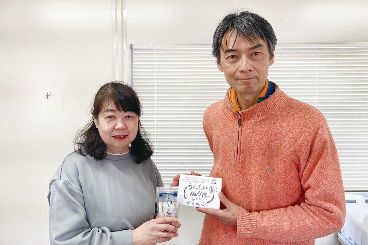 ケイミー・オフィス代表 青木 隆さん(右) わじまの海塩生産者 橋本 三奈子さん