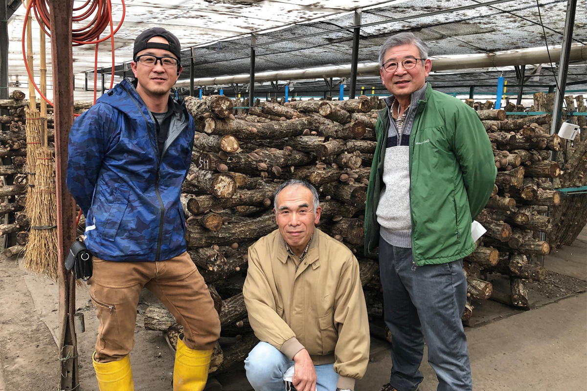 生産者の芳賀裕さん(中央)、立花正さん(右)、立花剛さん(左) 