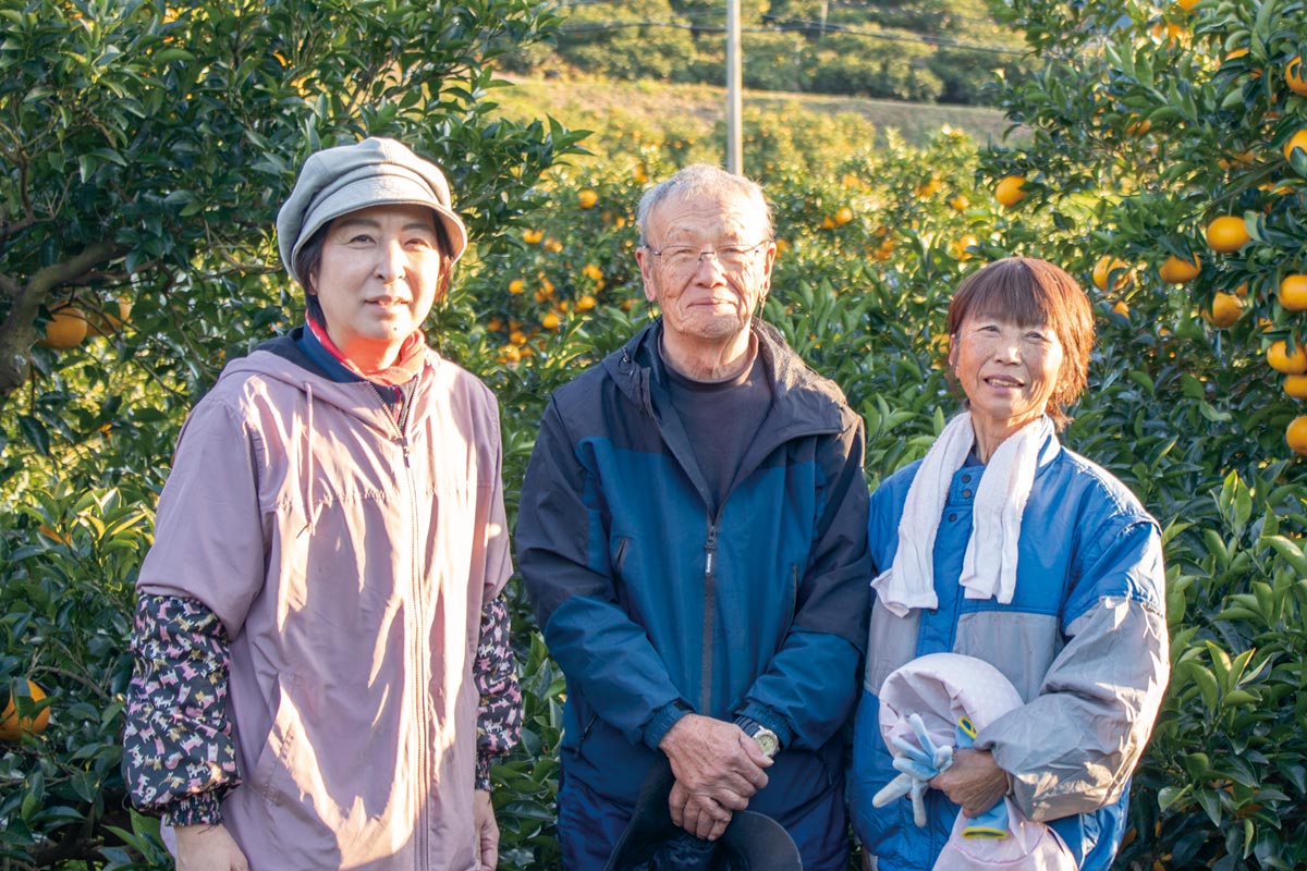 生産者の杉本エリ子さん(左)、佐藤春男さん(中央)、森典子さん(右)