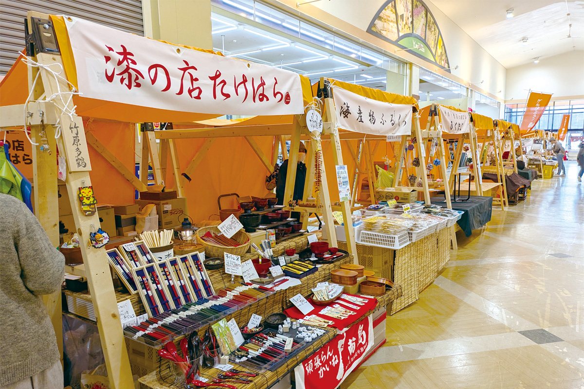 復興の足掛かりとして輪島のショッピングモールで行われている仮設朝市