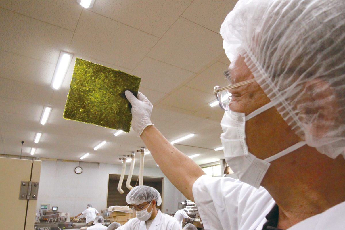焼き上がりを光に透かして見極める