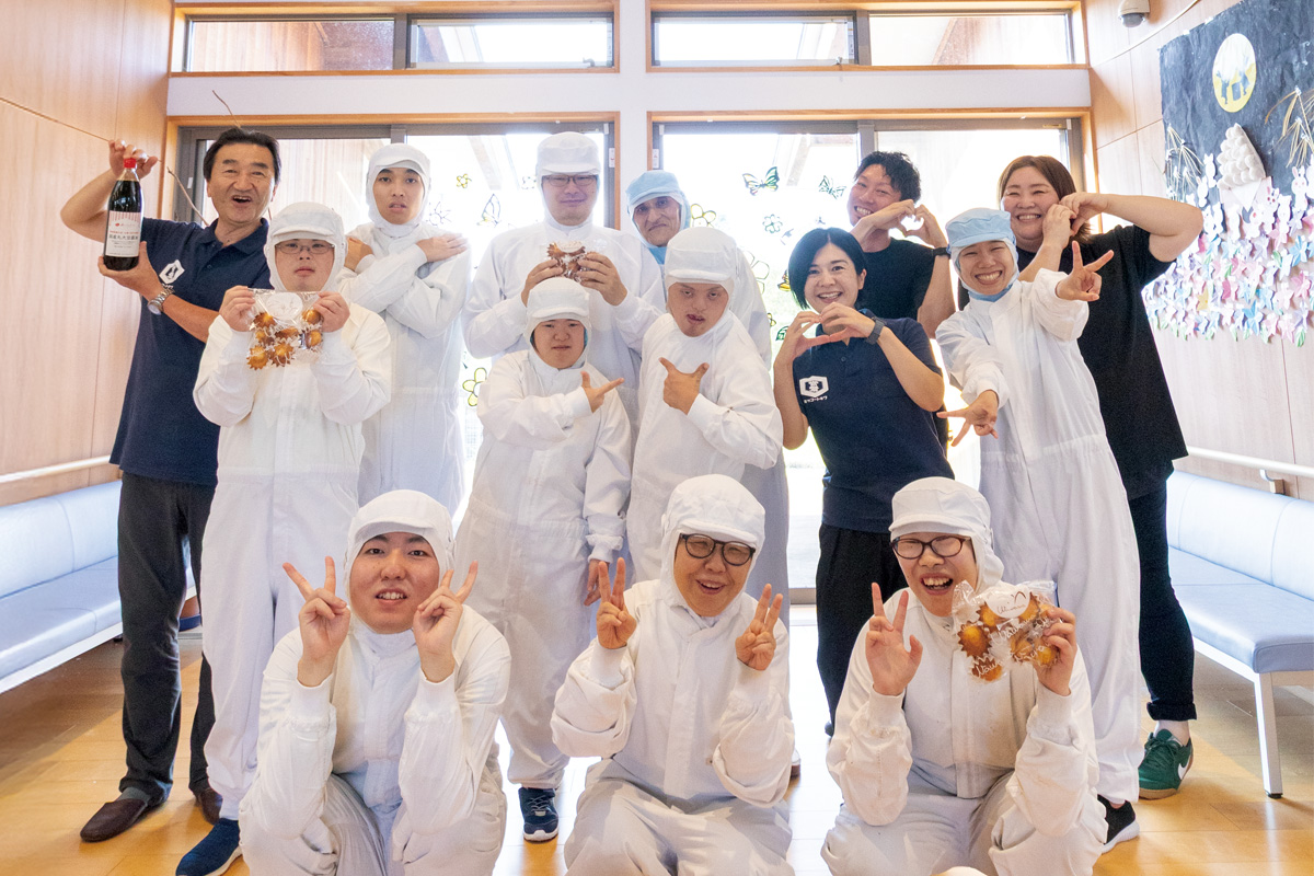 鎌田醤油の雅敬さんと万里さん、わ・は・わ大衡の職員と利用者の皆さん