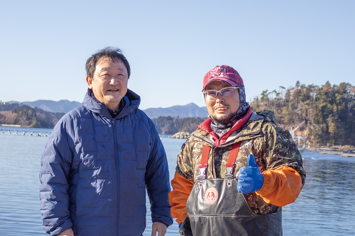 生産者の畠山さん(右)と丸壽阿部商店の阿部寿一さん(左)