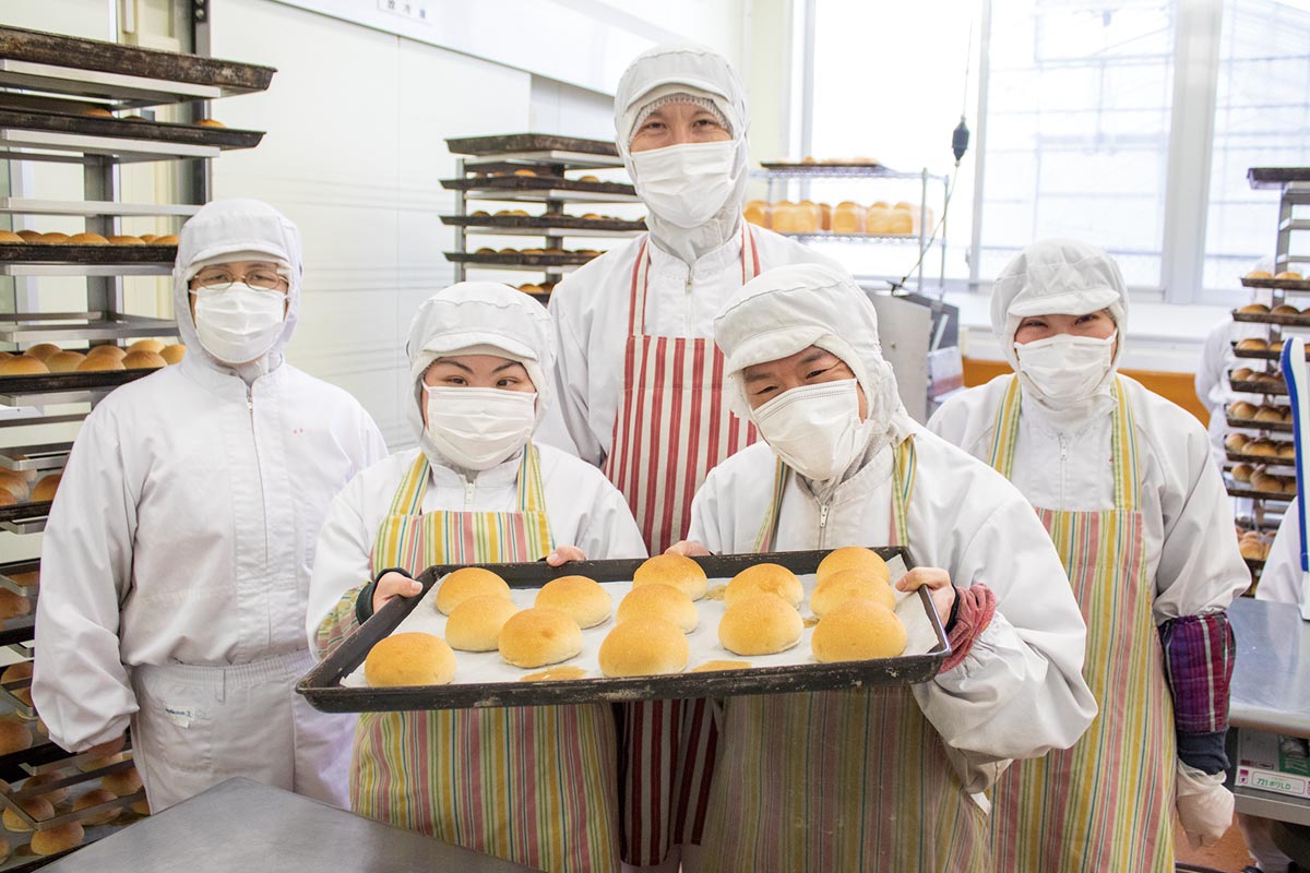 みんなの輪 パン工房わ・は・わ　代表の櫻田真悦さん(中央)と利用者の皆さん