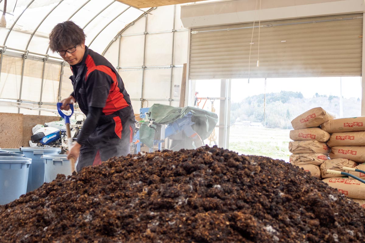 栽培の傍らで取り組む堆肥作り