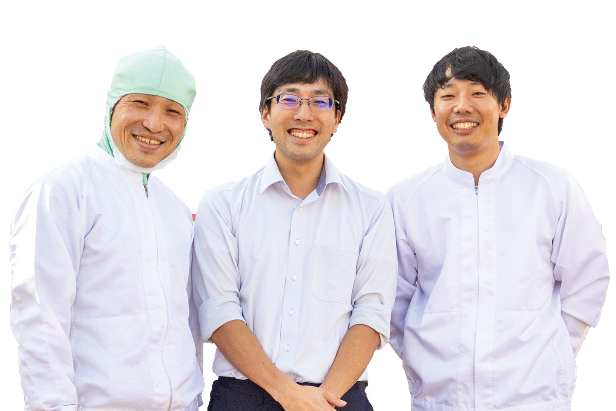 株式会社ニッコーの菊田さん(中央)）商品開発担当の中久喜さん(左)、工場長の土井さん(右)