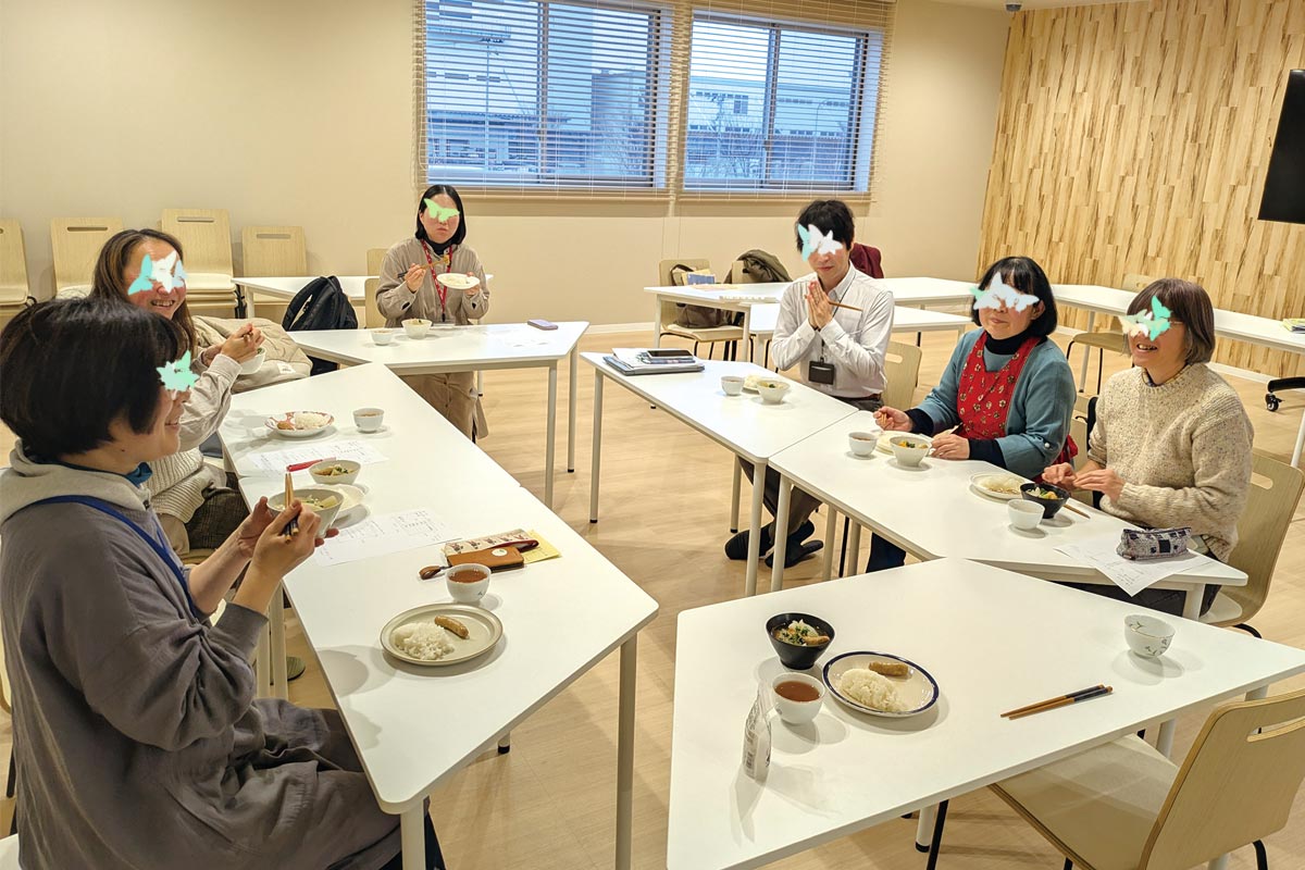 プロジェクトの定例ミーティングで試食をしながら意見出し