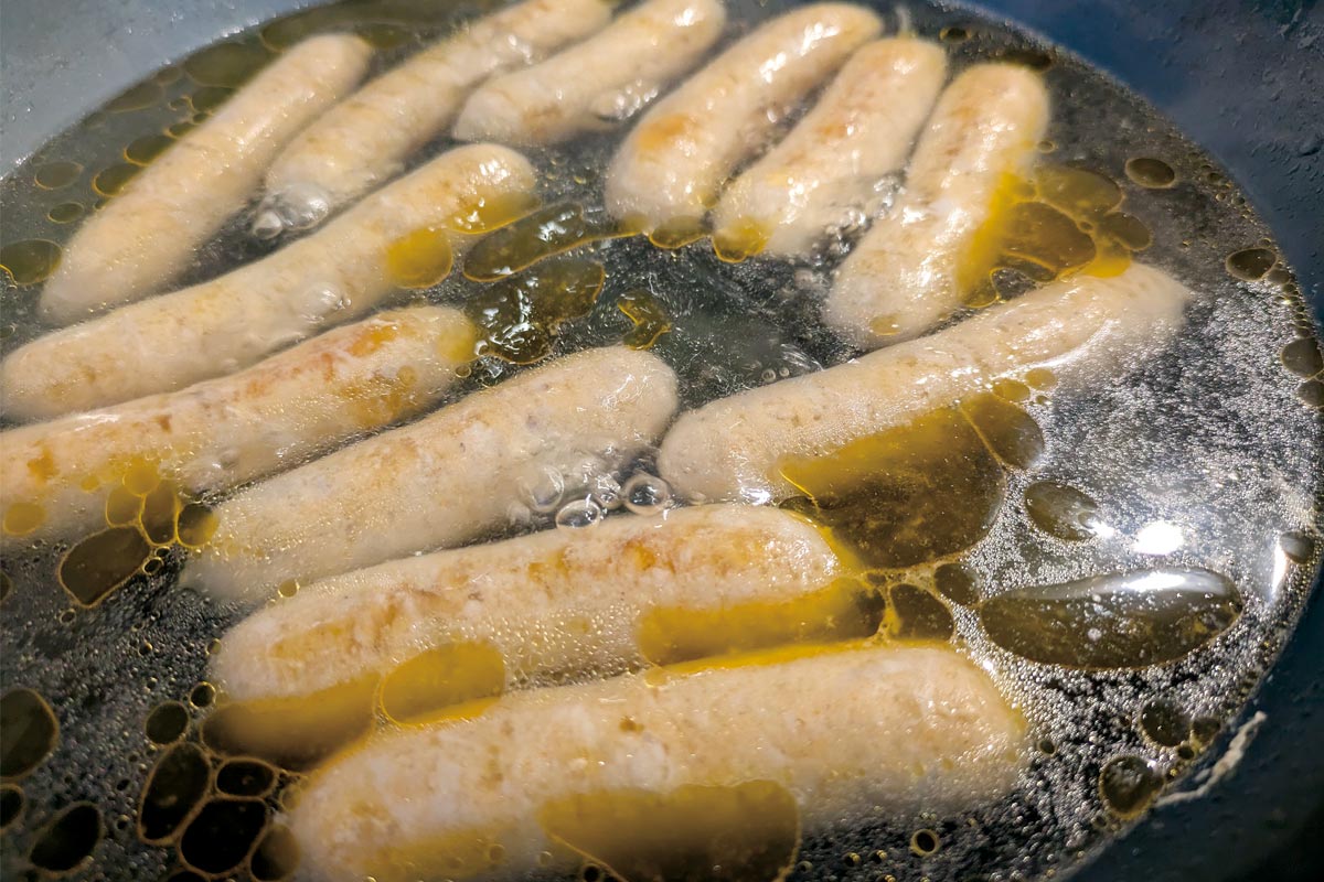 冷凍のままボイルし、焼き上げるのがポイント、ゆで汁も具材を加えればおいしいスープに。