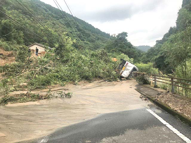 土砂と倒木でふさがれた、熊本県人吉市への道路