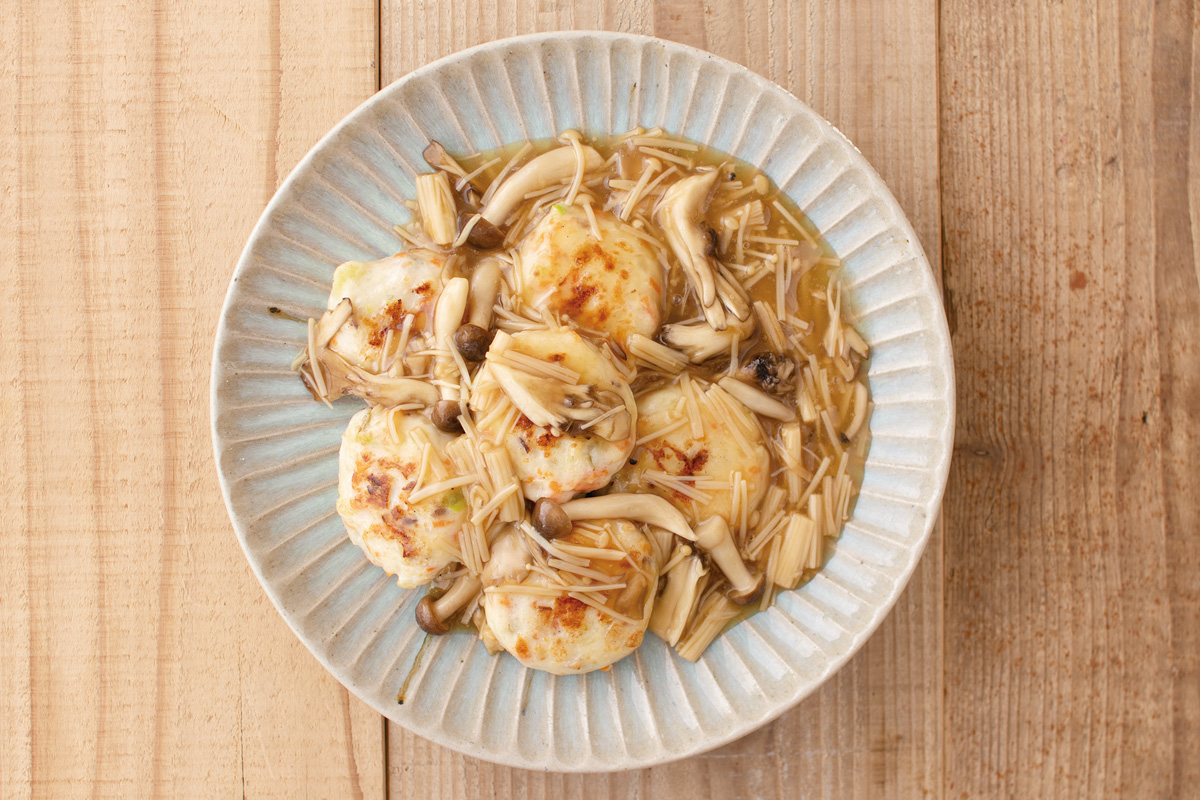 野菜かまぼこの和風きのこソースがけ