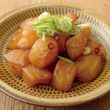 手ちぎりこんにゃくの甘辛炒め