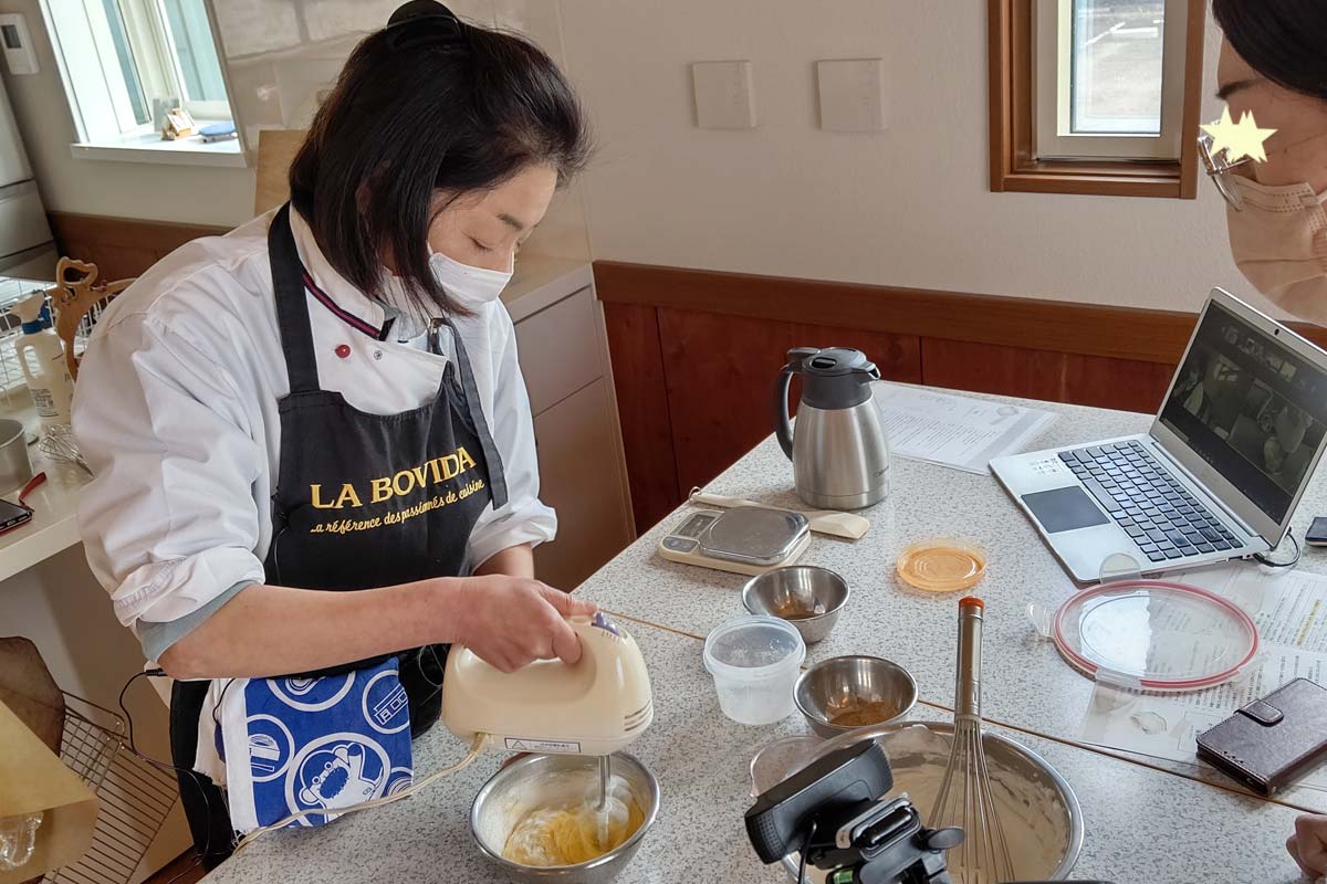 カメラの前でデモンストレーション