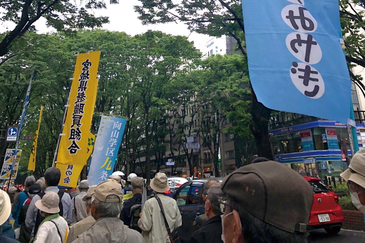 平和を訴え、定禅寺通りを歩きます。