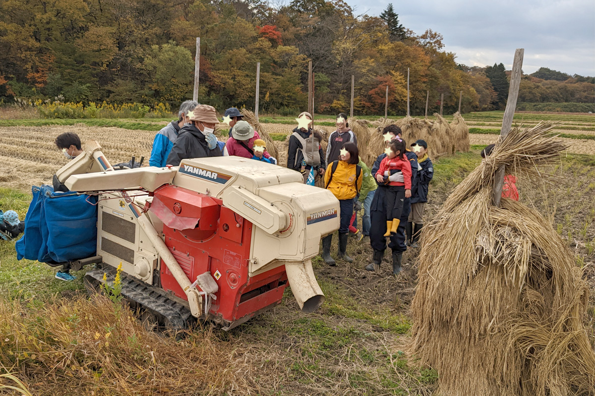 ハーベスターの仕組みについて教えてもらう参加者