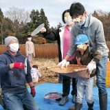 空中に小豆を飛ばしてゴミを吹き飛ばす