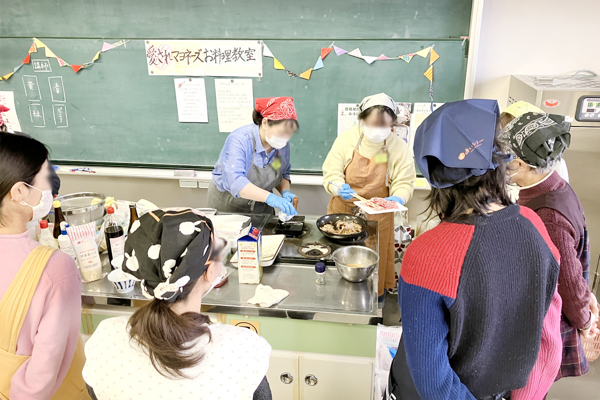 手際良く肉を炒める食コンさん