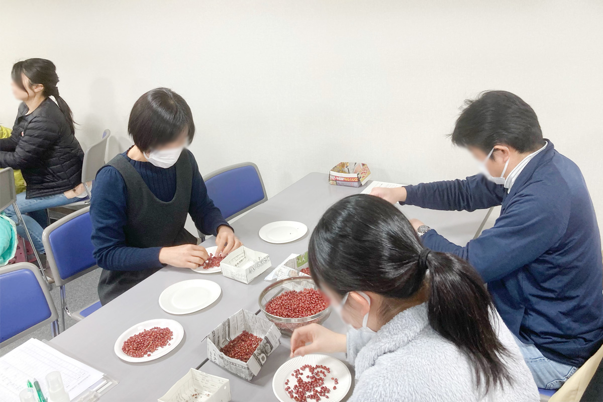 来年に残したい小豆を選んでいます。