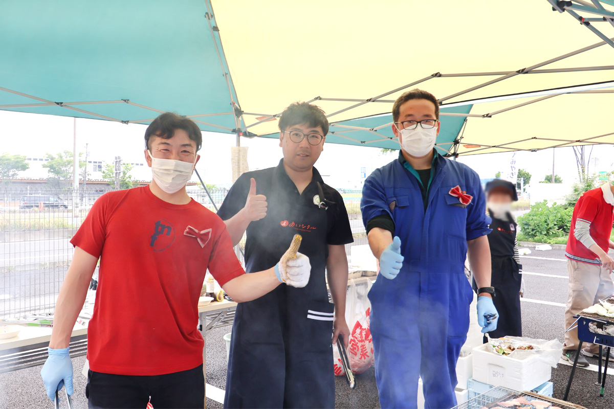 生産者の大内さん(右)と仲野谷さん(左)は「焼き担当」