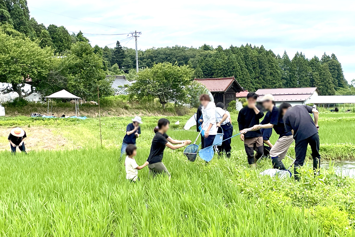 「お兄さんたち、この虫なぁに?」