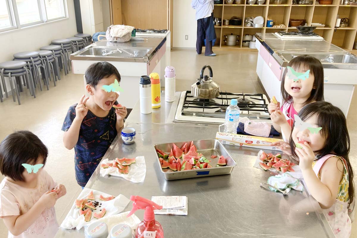 企画終了後のスタッフの子ども達による〈余ったスイカ争奪戦〉