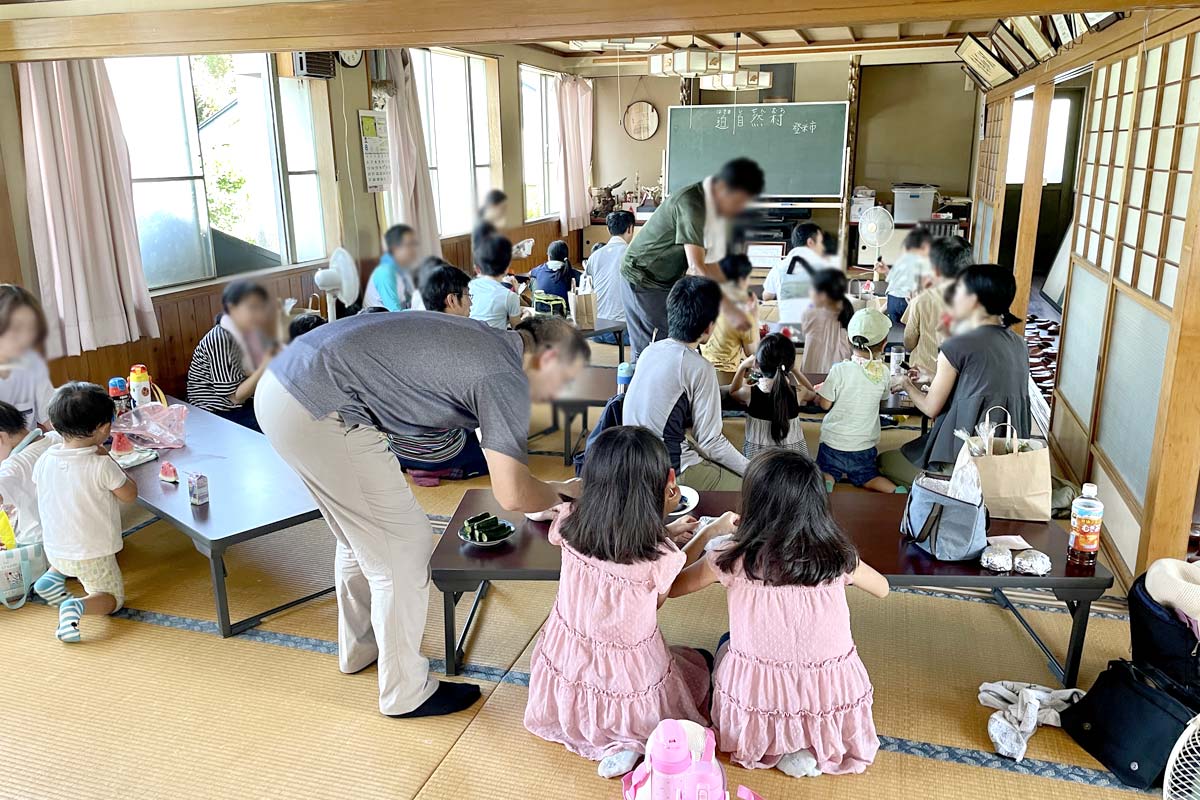 交流会の様子。差し入れの漬物で生き返る~!