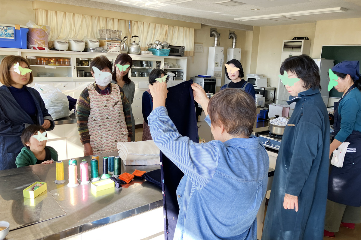 鍋布団の縫い方を教える脱原委員さん