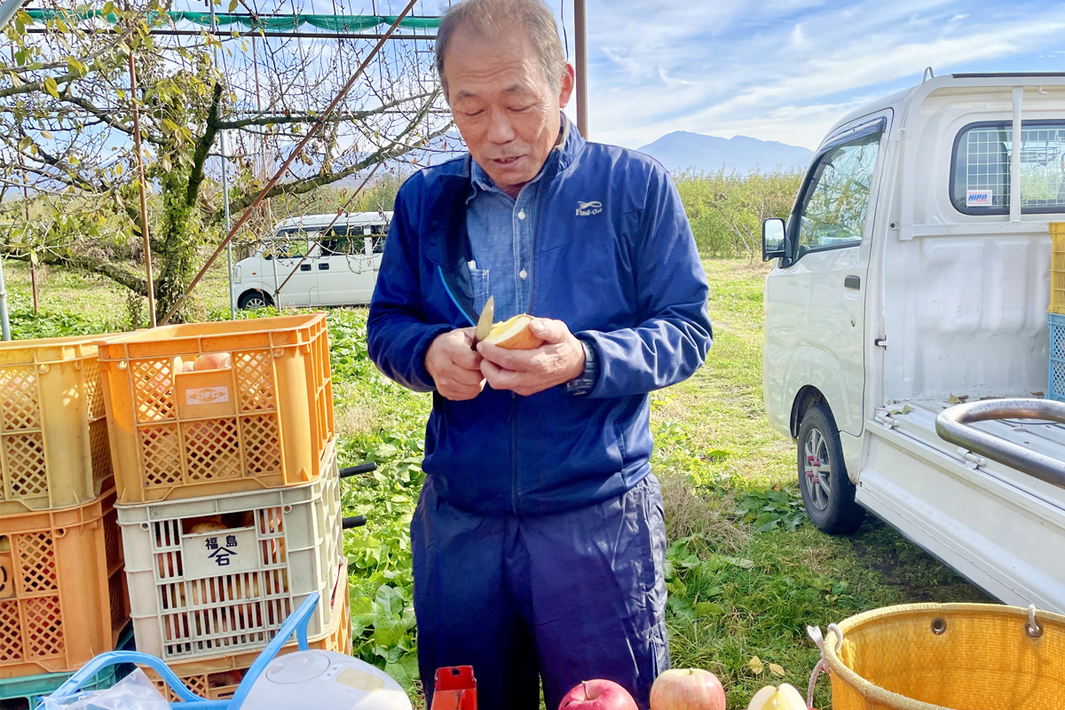 園地で食べるリンゴ最高！