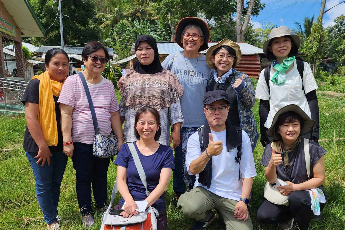 ブハイ村のアイマさんとベッツィ(後列中央)を囲んで