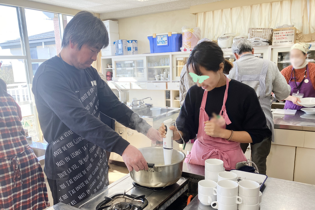 生産者さんと一緒に料理する組合員