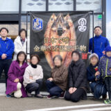 間宮商店前で集合写真