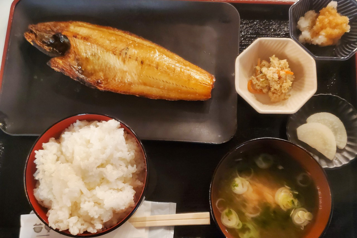 塩釜仲卸市場で食べた「間宮食堂真ほっけ定食」