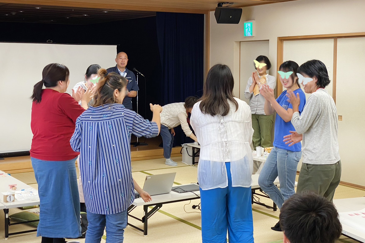 島香さん製品の詰め合わせが当たるじゃんけん大会で商品が当たった皆さん。とても嬉しそう!