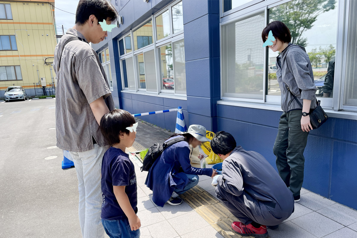 ご家族で受け取り。サンプルのバケツ見ながら説明を受けます。