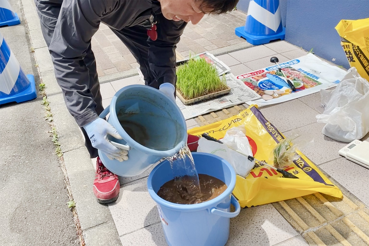 肥料も入れてから(慣行栽培のみ)お水をジャーっとね