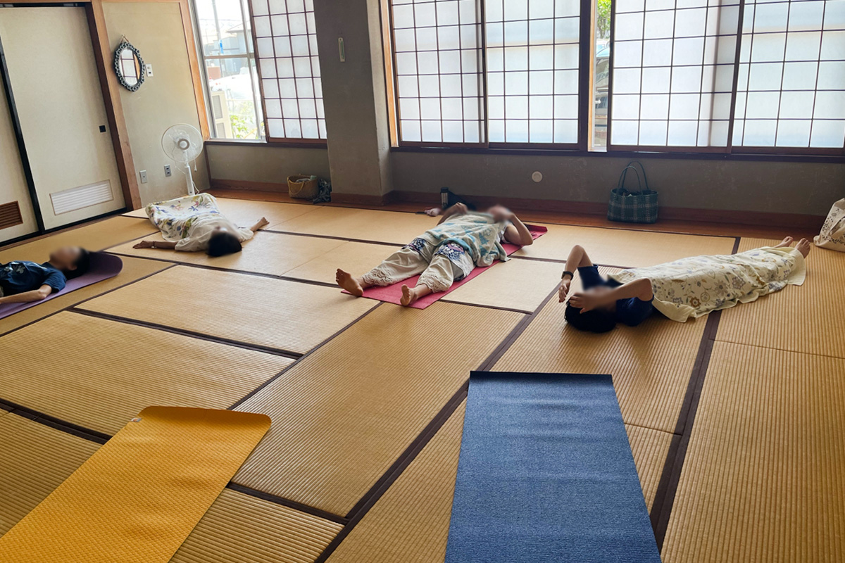 ヨガ終わりのリラックスタイムも大事です