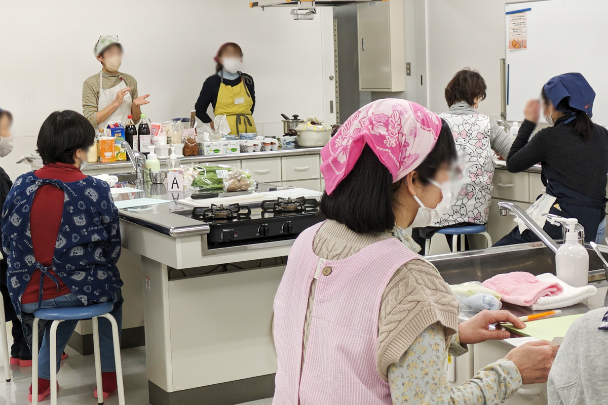 講師のお二人と話を聴く参加者