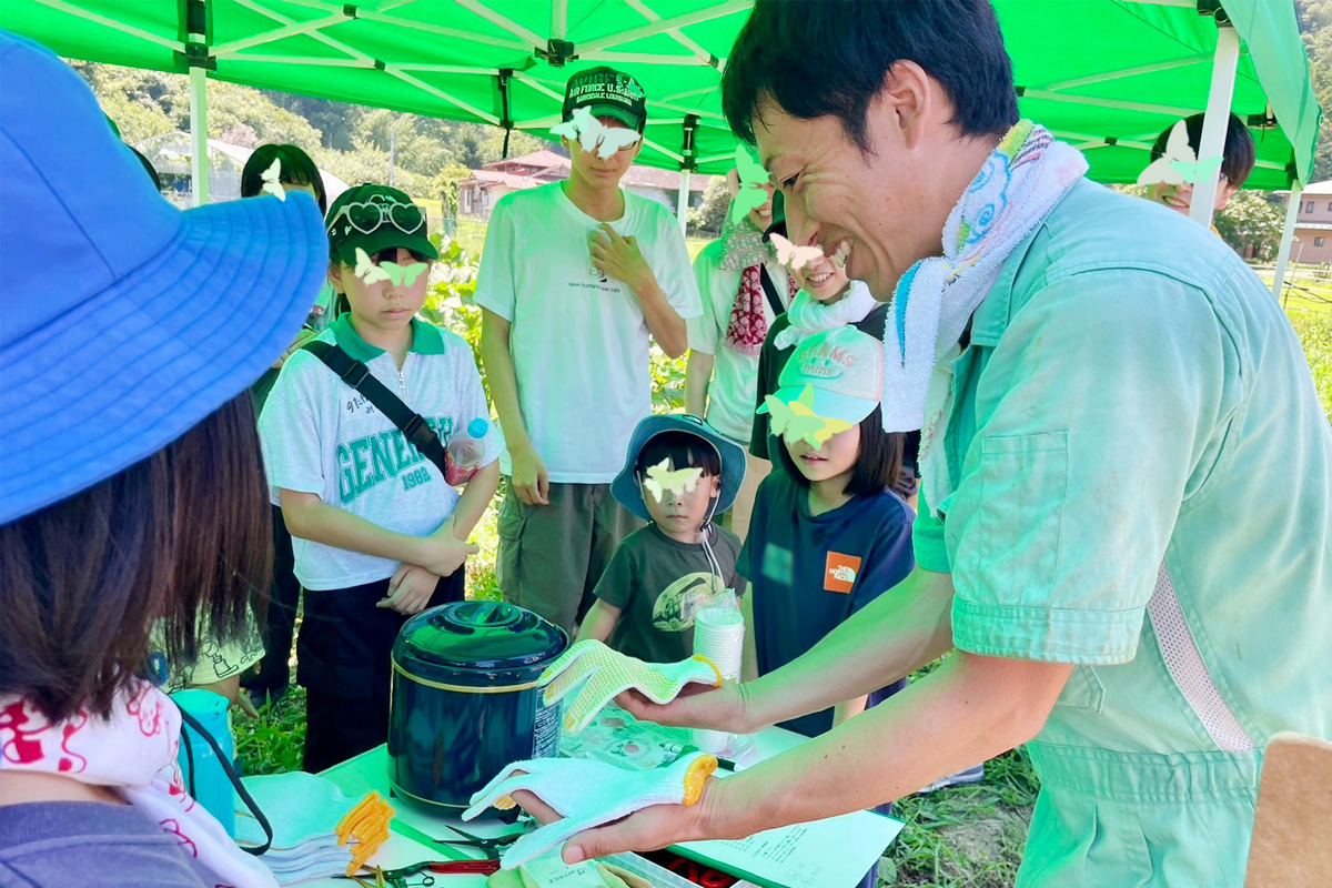 真剣にはさみの説明を聞いてます