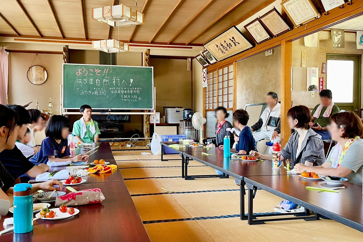参加者でお話を聞いてます