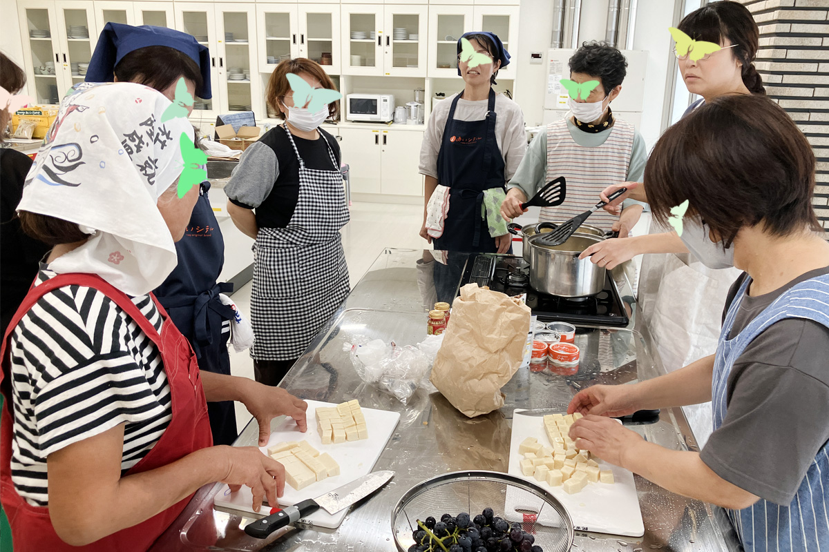 凍らせた木綿豆腐は煮込んでも崩れず便利!