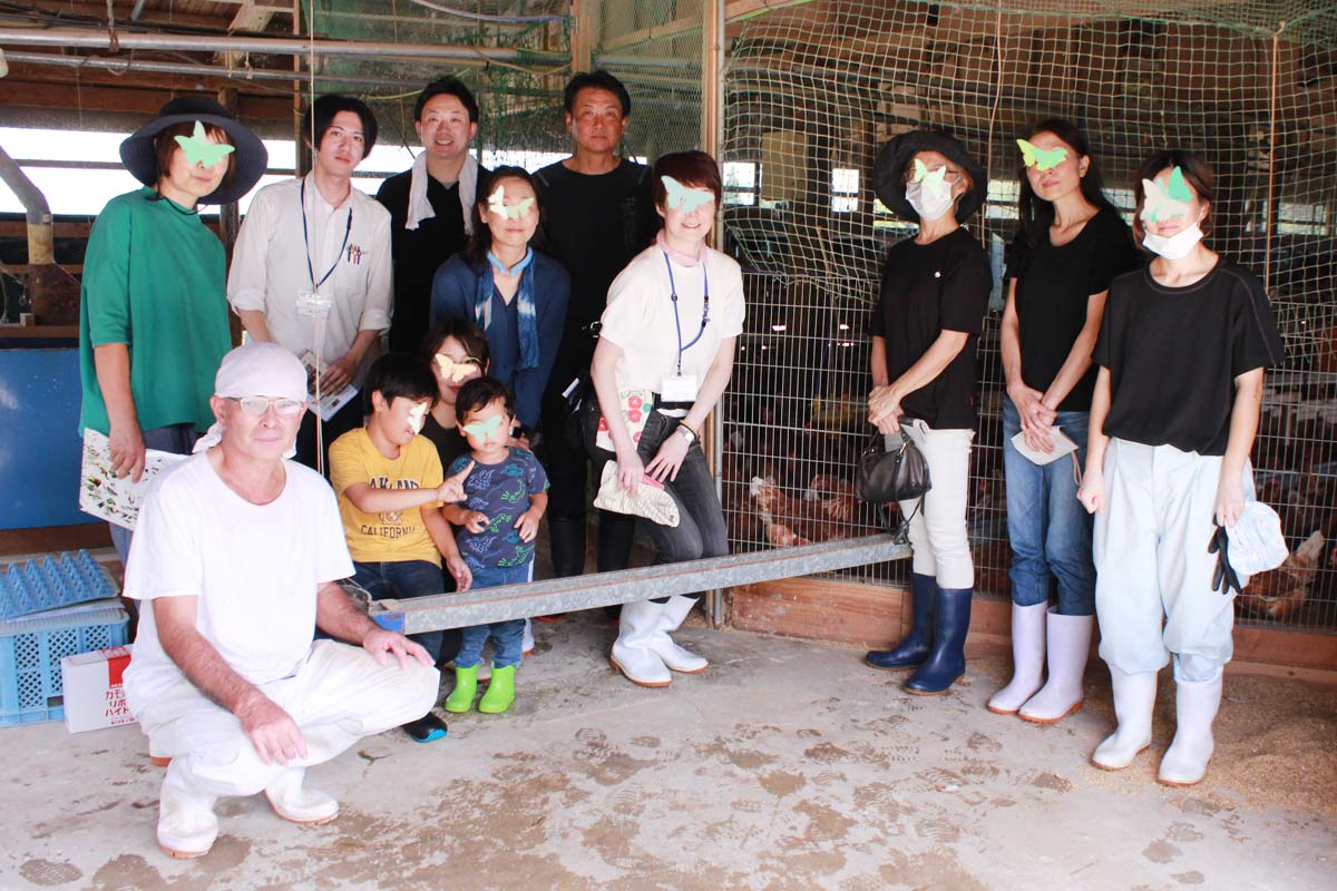 鶏舎で集合写真