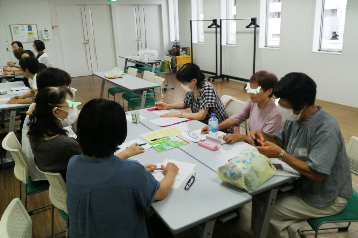 お話しのあとはグループに分かれての情報交換。