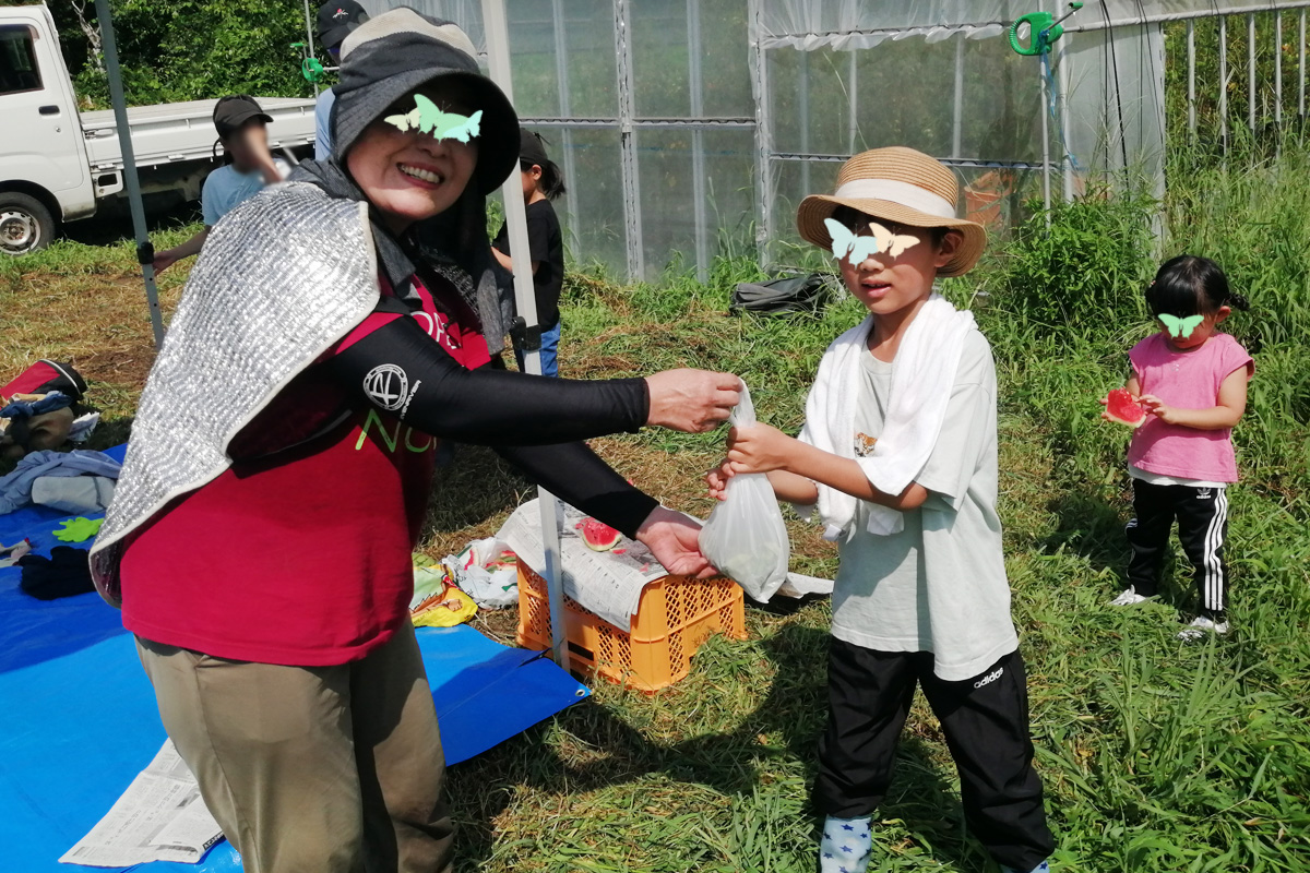枝豆プレゼントに皆さんニッコリ