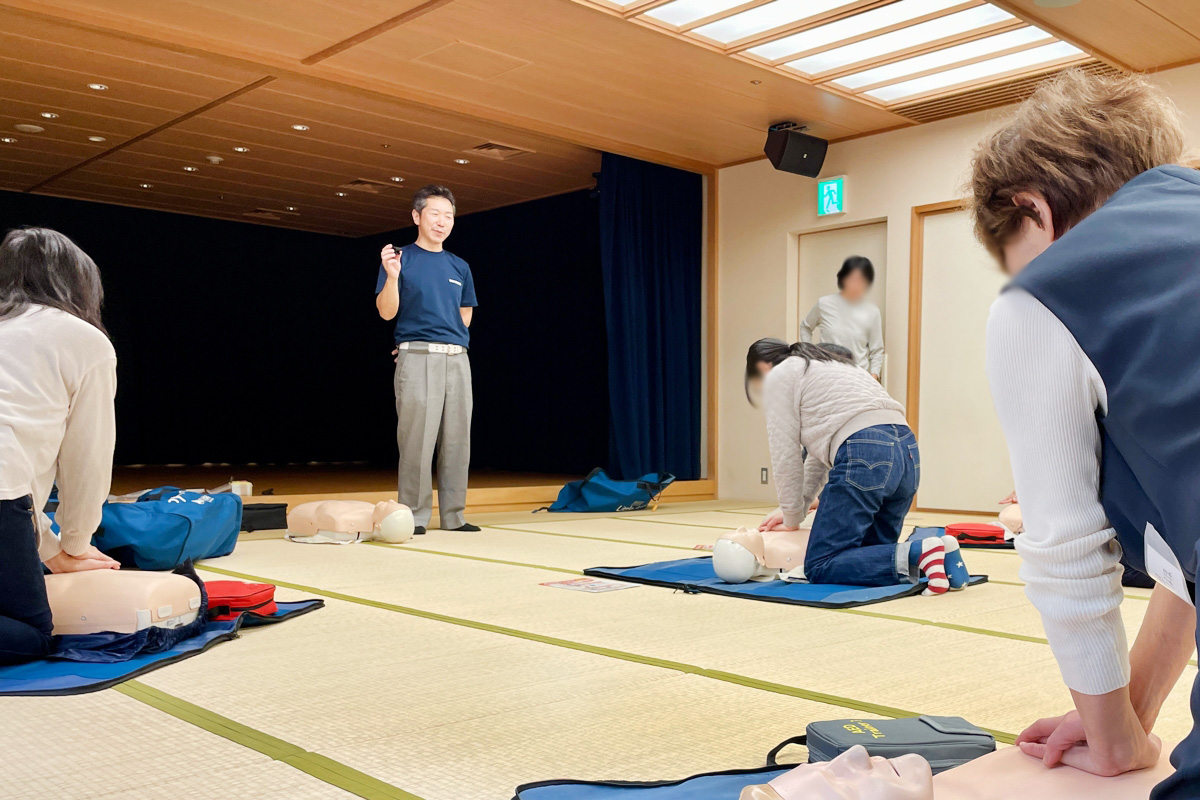 2~3人1組で、発見からAEDまでの流れを学びます