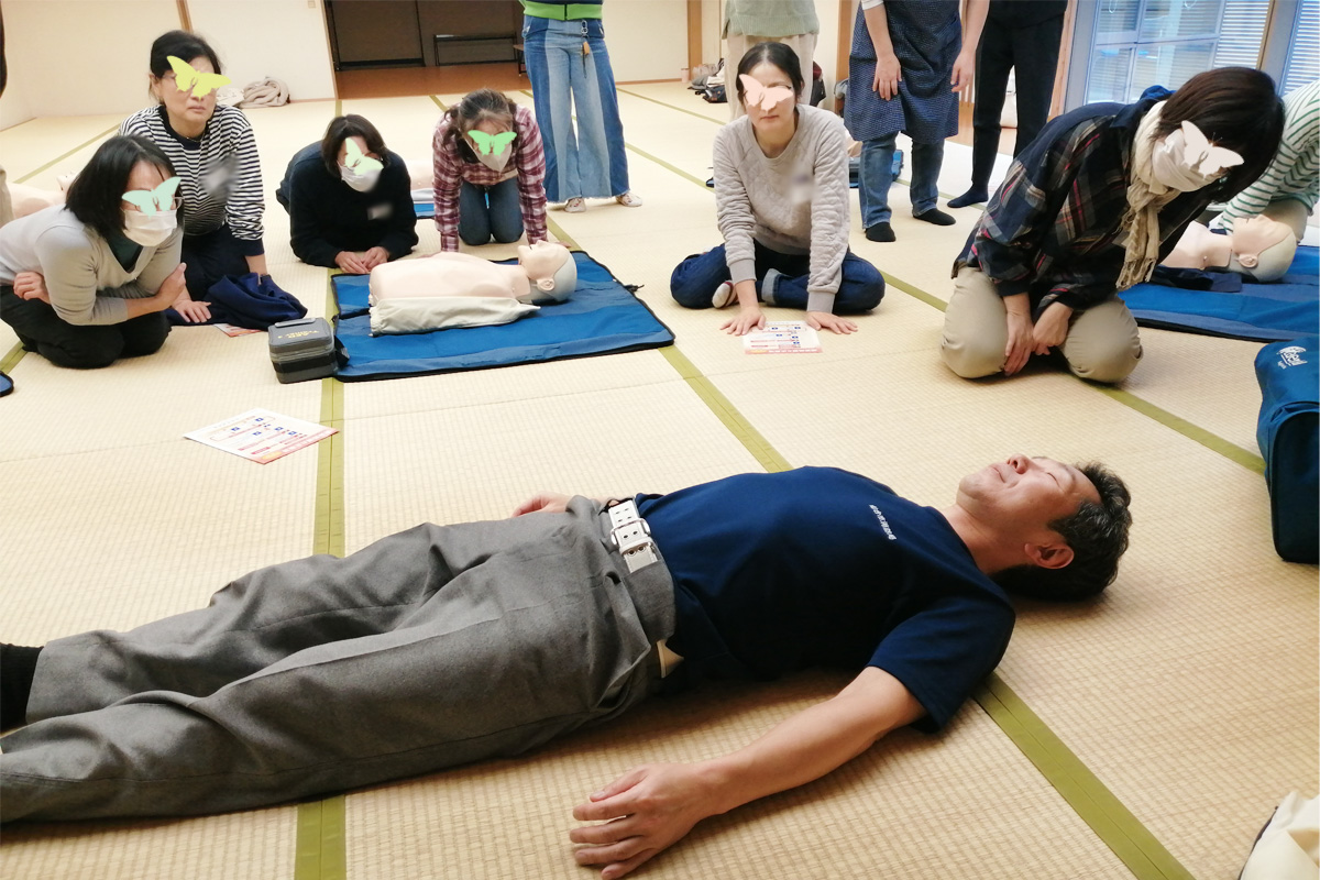呼吸をしていると胸やおなかがどう動くのか実演中